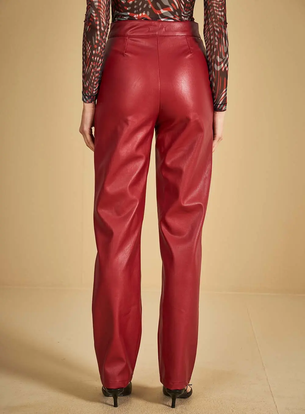 Calça Reta Couro Sintético Bordô Bloodstone 2