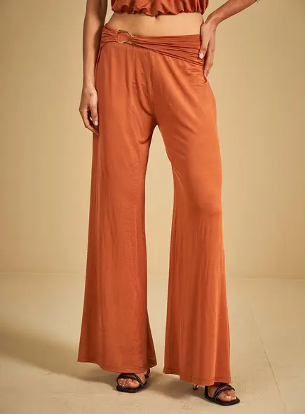 Calça Com Detalhe No Cós
