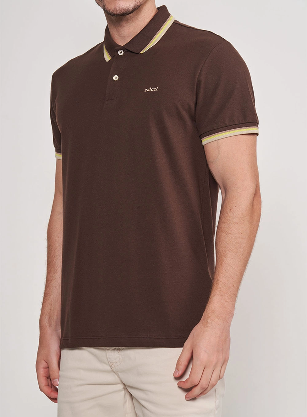 Camisa Polo Marrom Com Detalhes Em Listras Amarelas Marrom