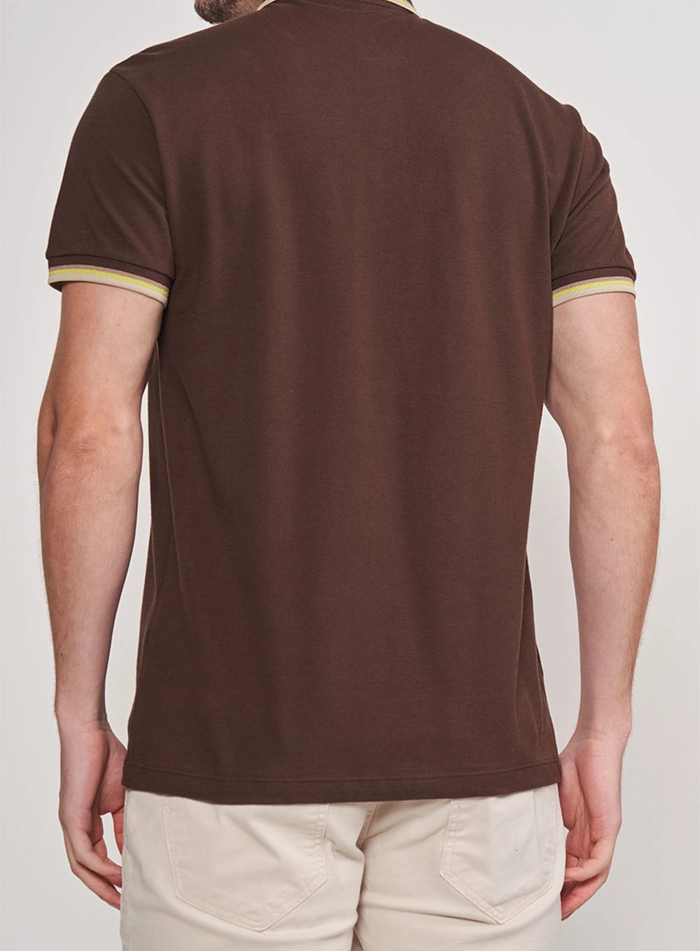Camisa Polo Marrom Com Detalhes Em Listras Amarelas Marrom