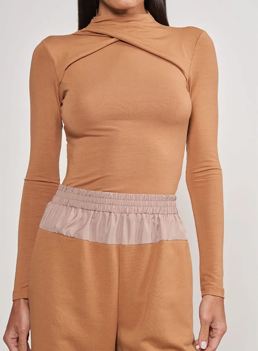 Blusa Slim Transpasse Marrom