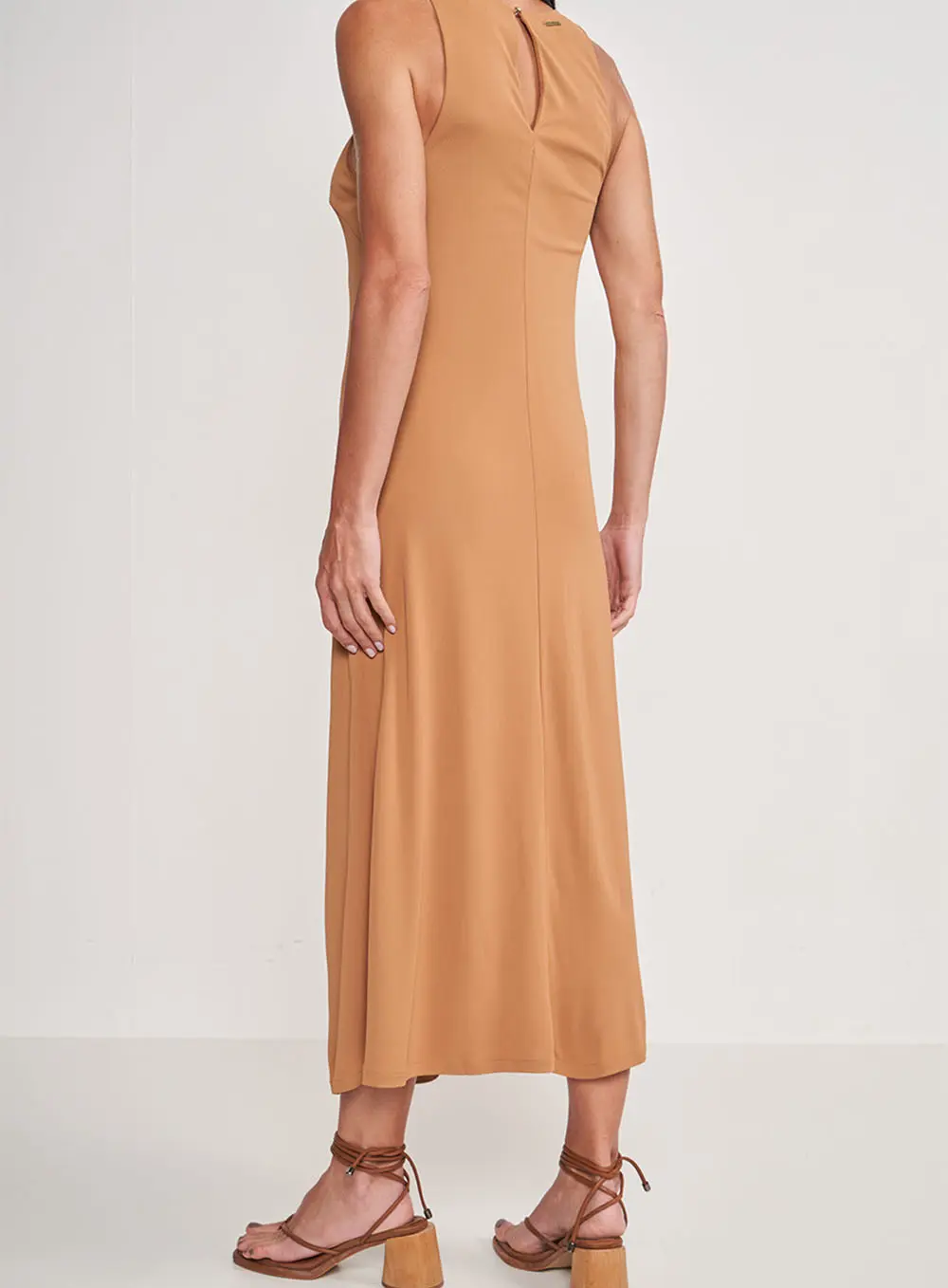 Vestido Slim Comfort Marrom Delle