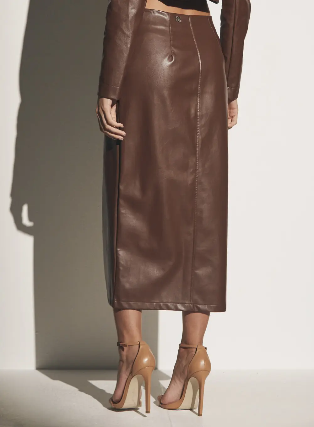 Saia Midi Em Couro Sintético Compre na Sommer Saia Midi Em Couro