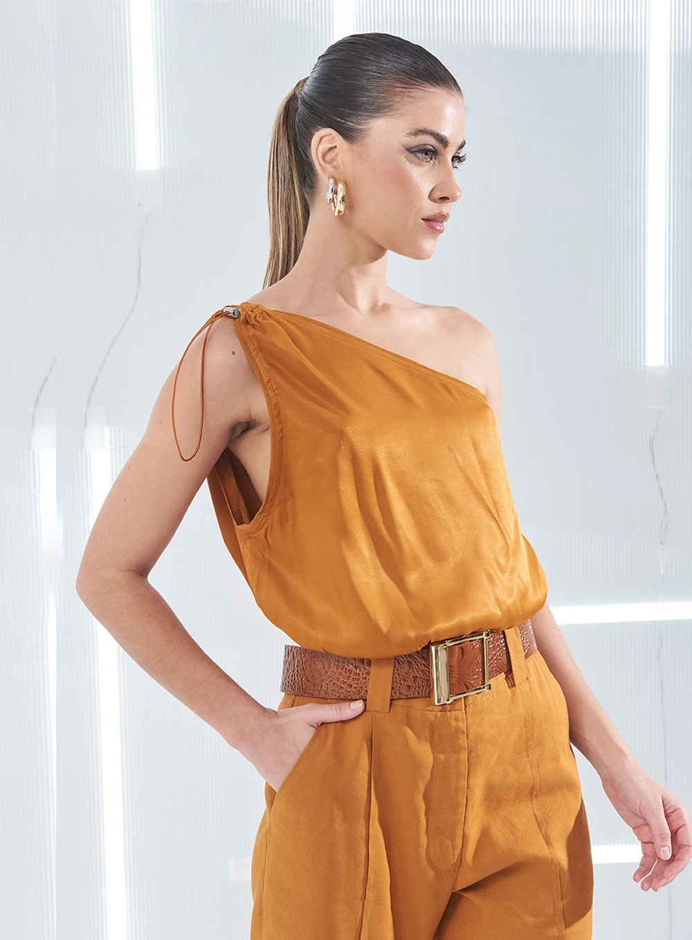 Blusa Assimétrica Com Detalhe Elástico Marrom 2