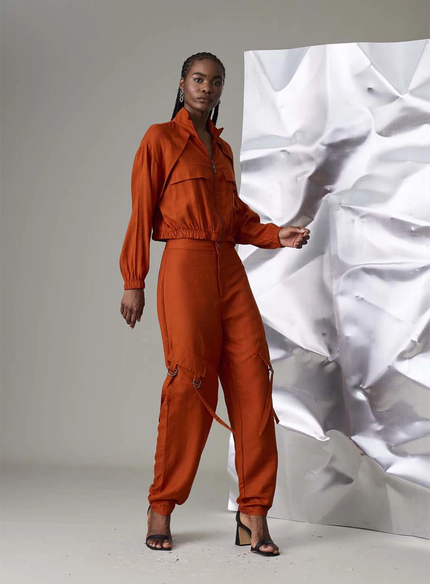 Calça Carrot Bolsos Laterais Laranja 1