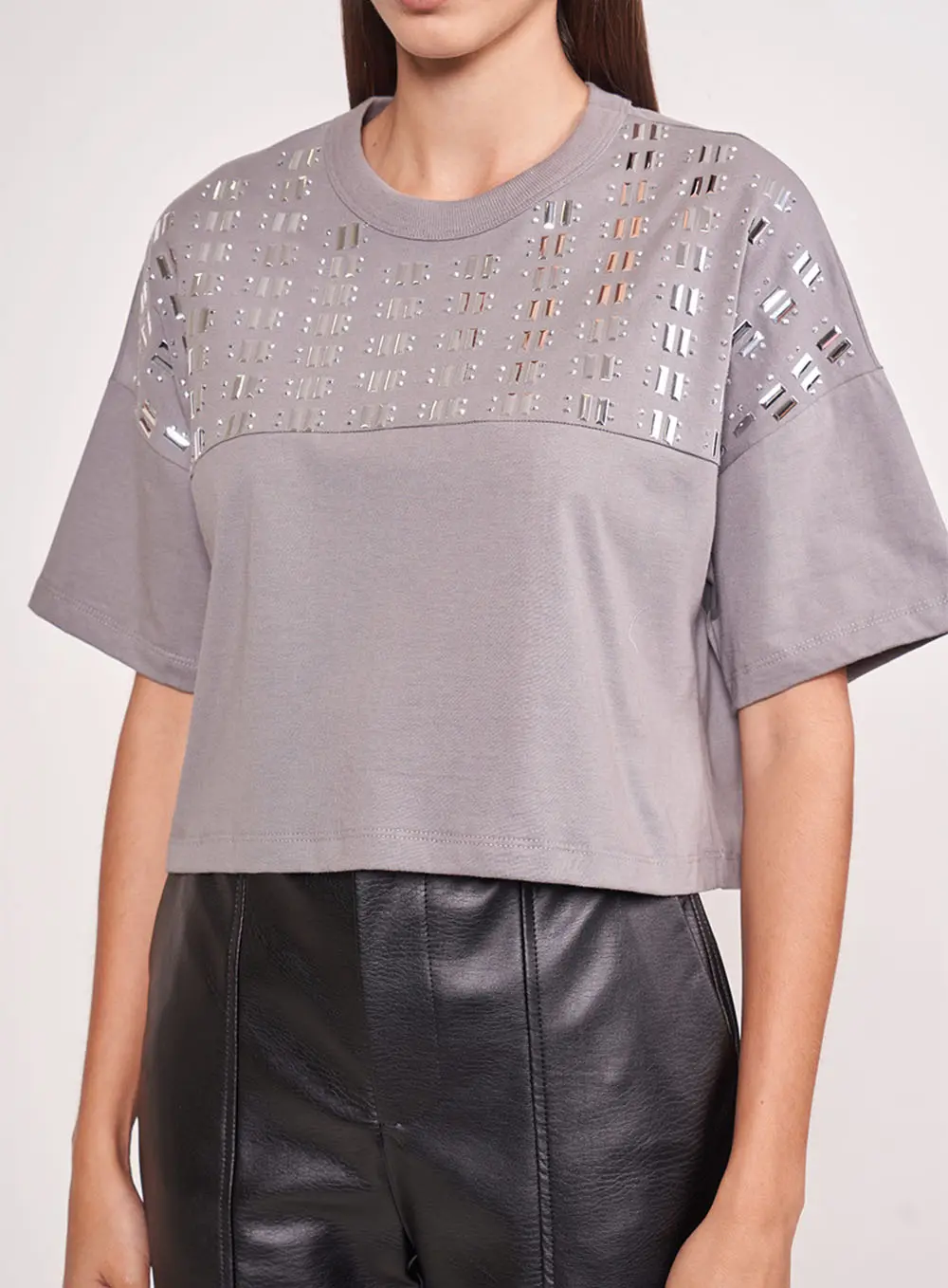 Camiseta Cropped Cinza Com Aplicação De Botões Metálicos Cinza