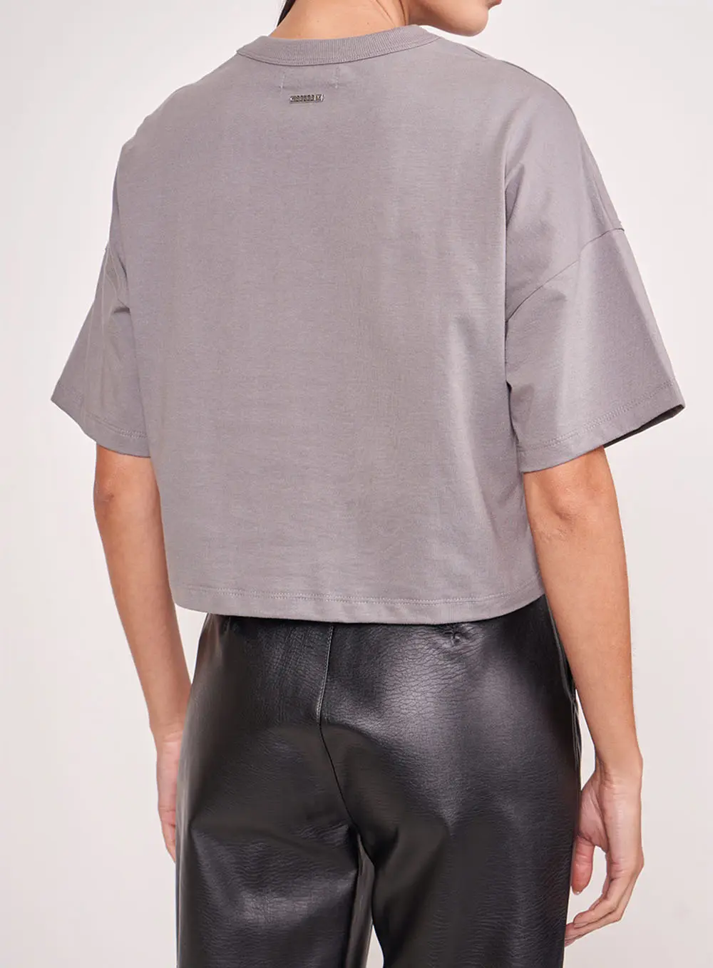 Camiseta Cropped Cinza Com Aplicação De Botões Metálicos Cinza