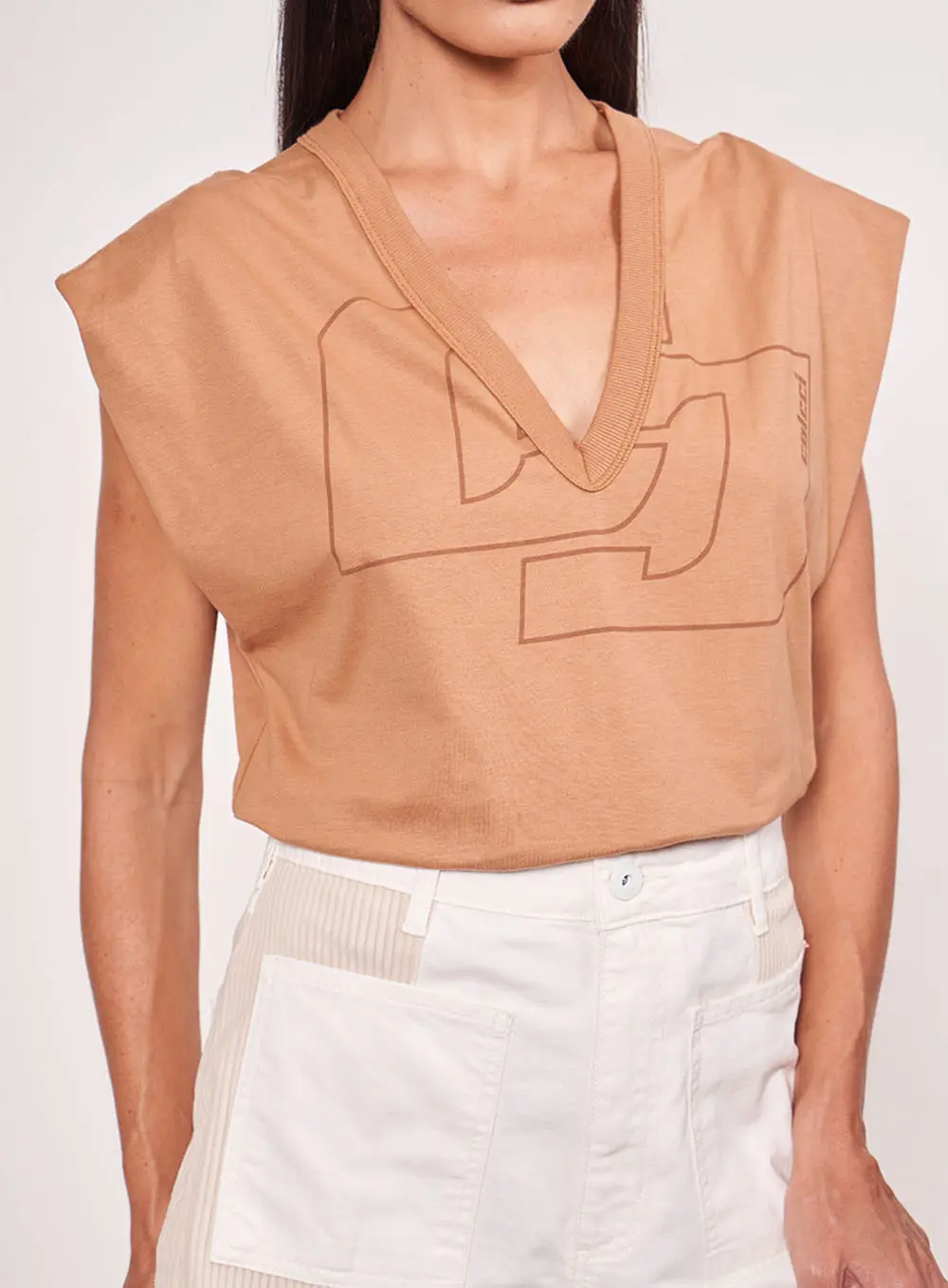 Camiseta Duplo C Gola V Marrom Delle
