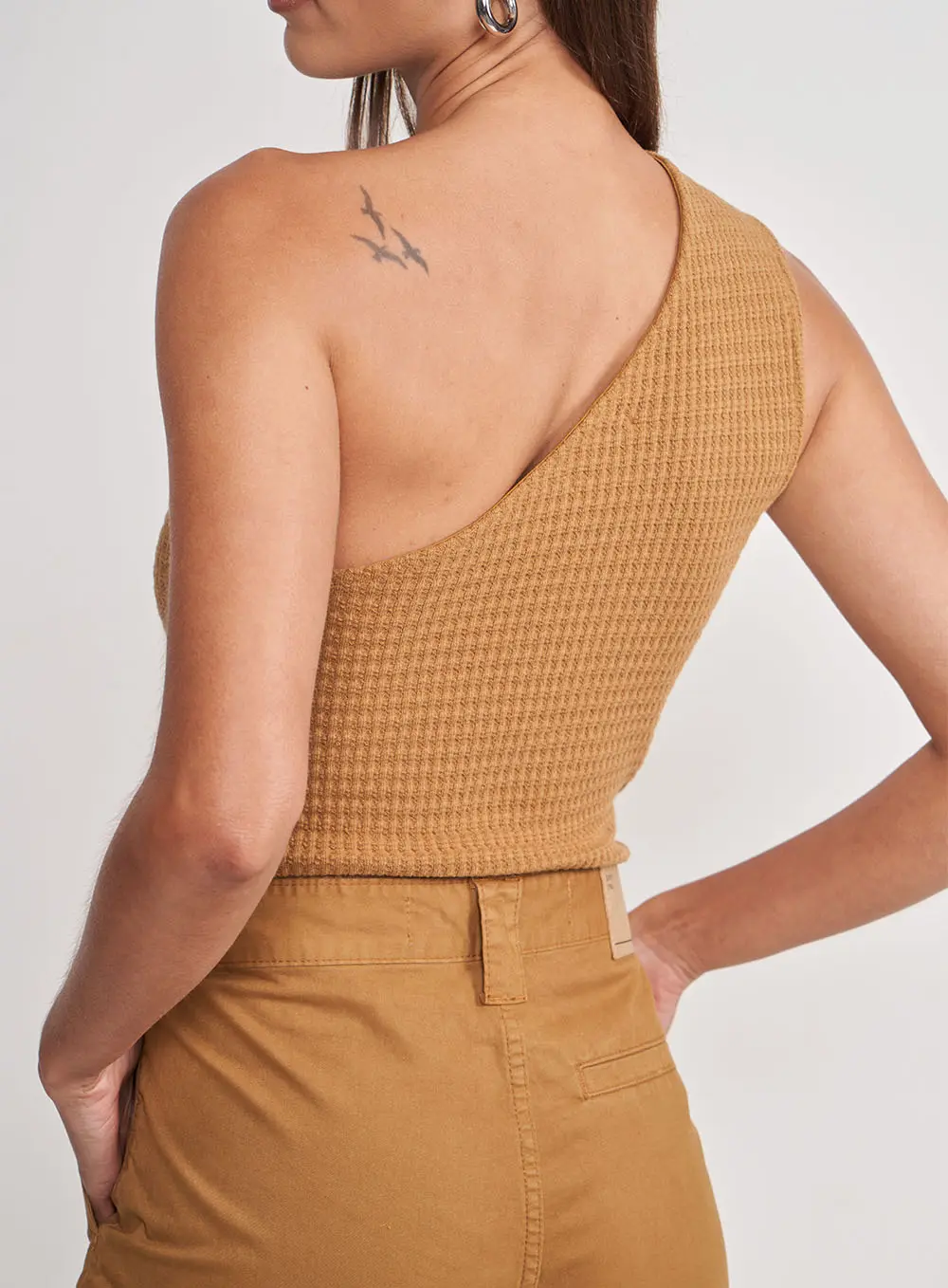 Blusa Com Textura Assimétrica Marrom Ebbela