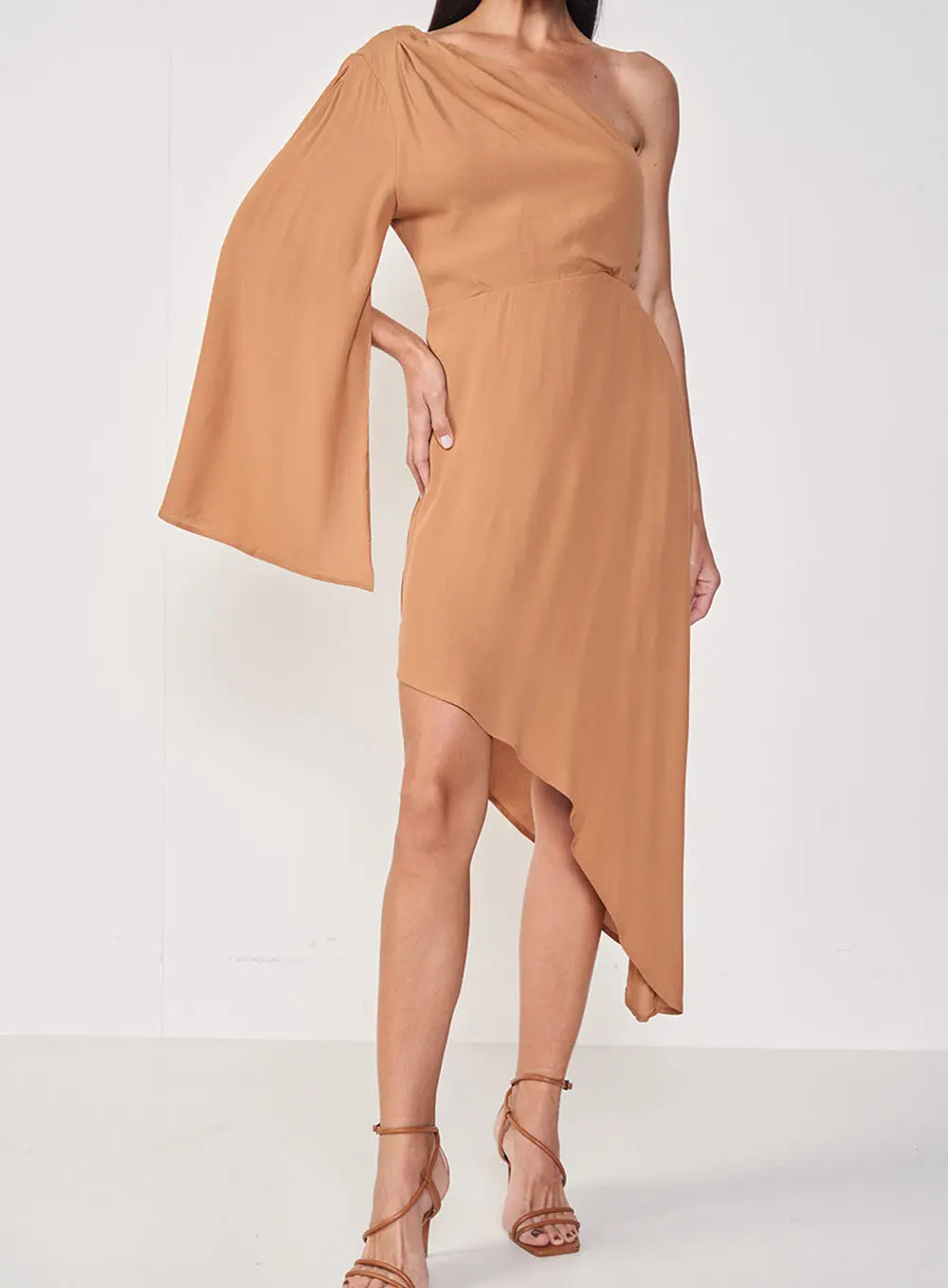 Vestido Assimétrico Comfort Marrom Delle