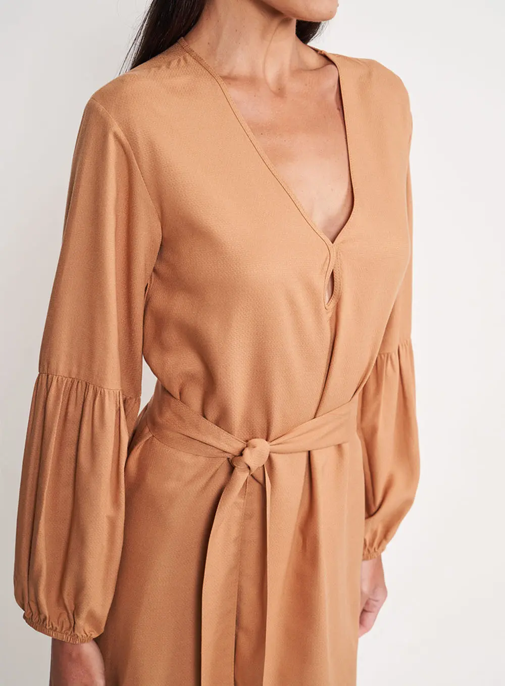Vestido Curto Com Amarração Marrom Delle