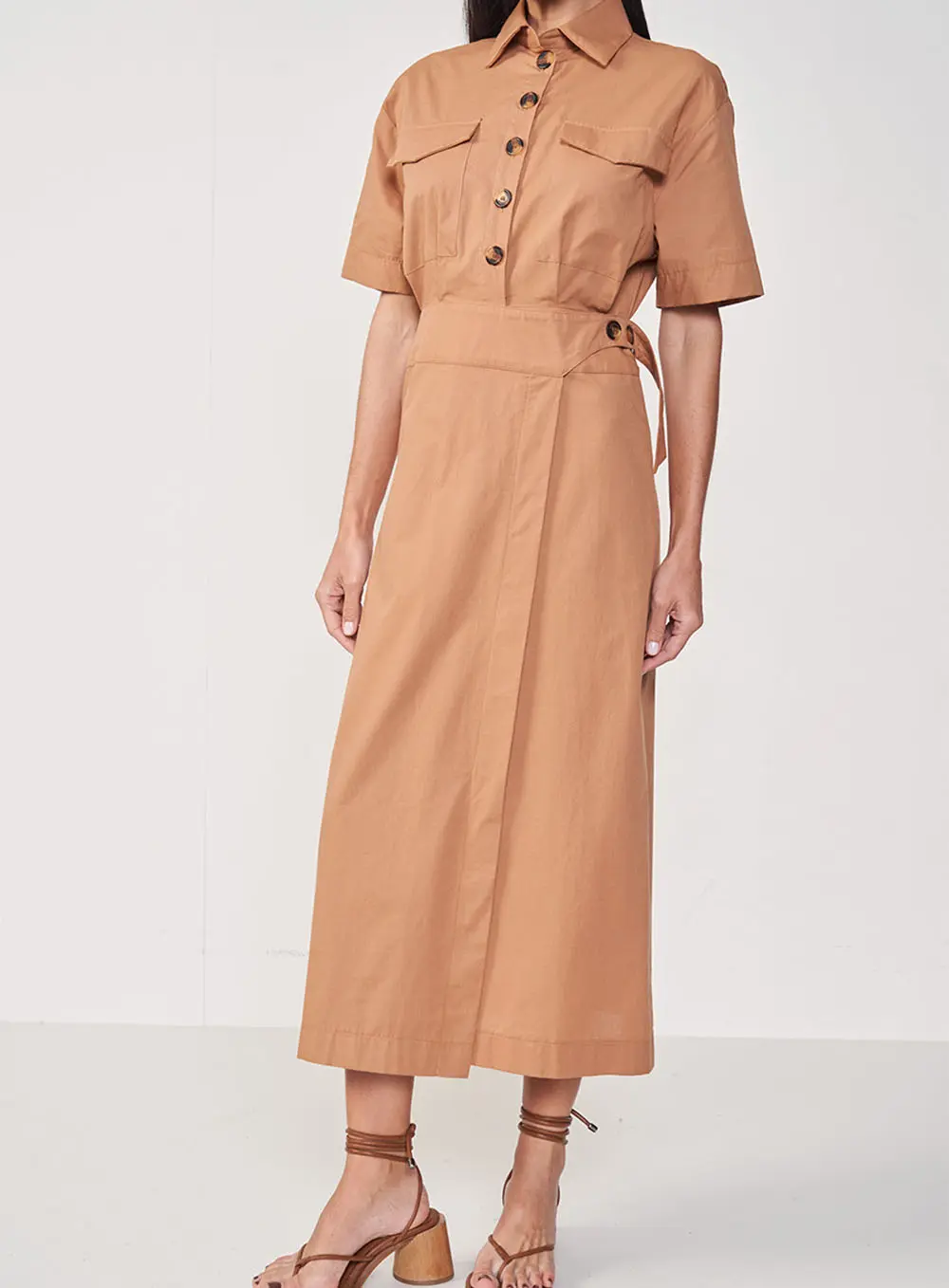 Vestido Longo Marrom Com Transpasse E Manga Curta Marrom Delle