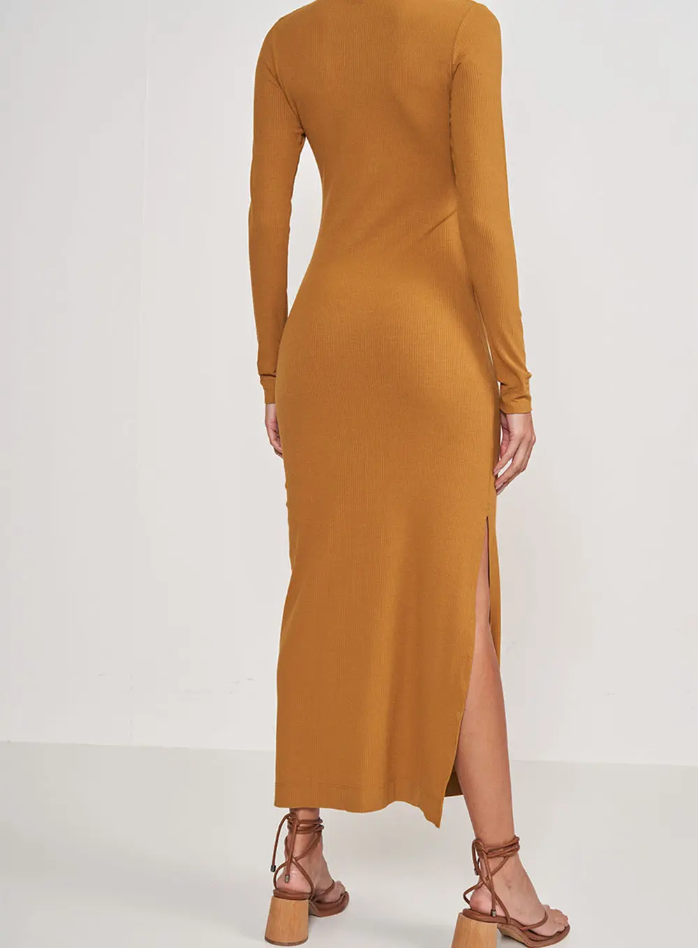 Vestido Canelado Com Fenda Marrom Ebbela