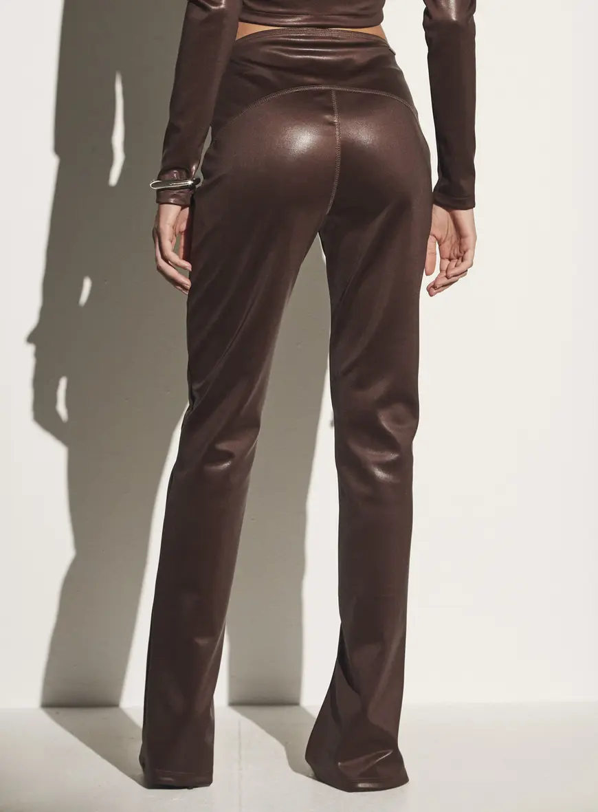 Calça Acetinada Com Fenda Marrom Nobuck 2