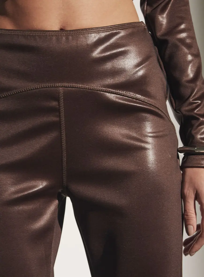 Calça Acetinada Com Fenda Marrom Nobuck 3