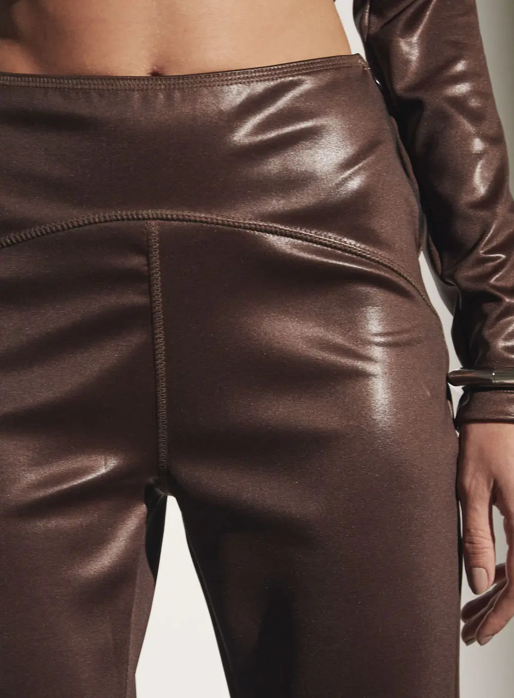 Calça Acetinada Com Fenda Marrom Nobuck 3