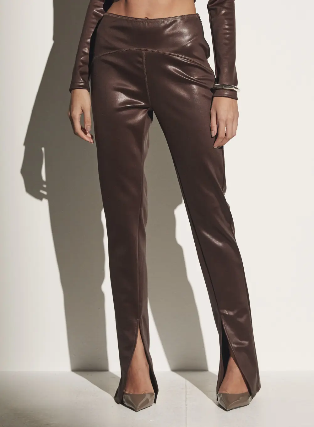 Calça Acetinada Com Fenda Marrom Nobuck 1