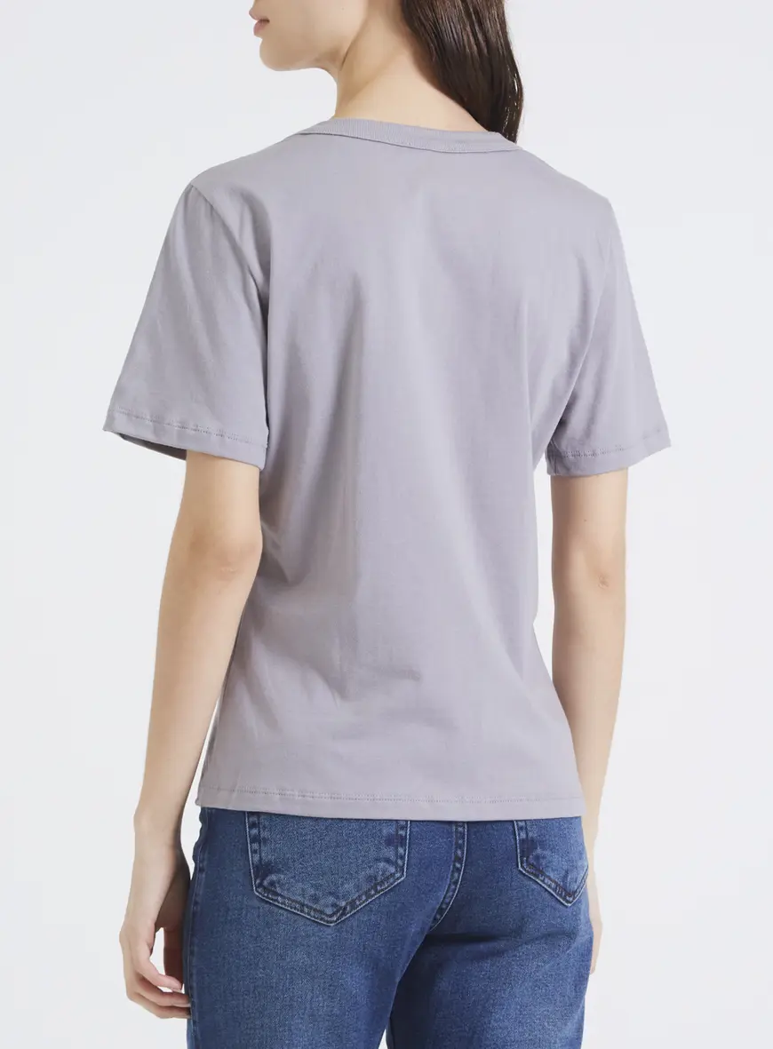 Camiseta Fashion Com Logo Frontal Cinza Níquel