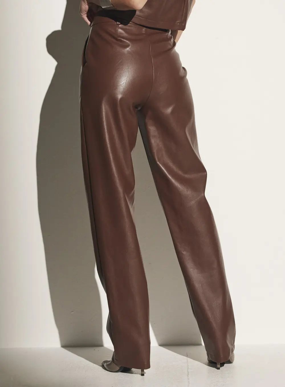 Calça Couro Sintético Reta Marrom Nobuck 2