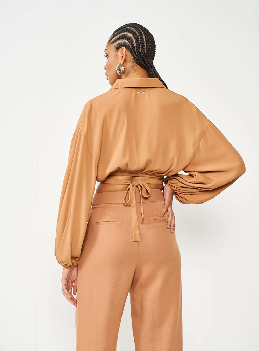 Camisa Cropped Comfort Marrom Delle