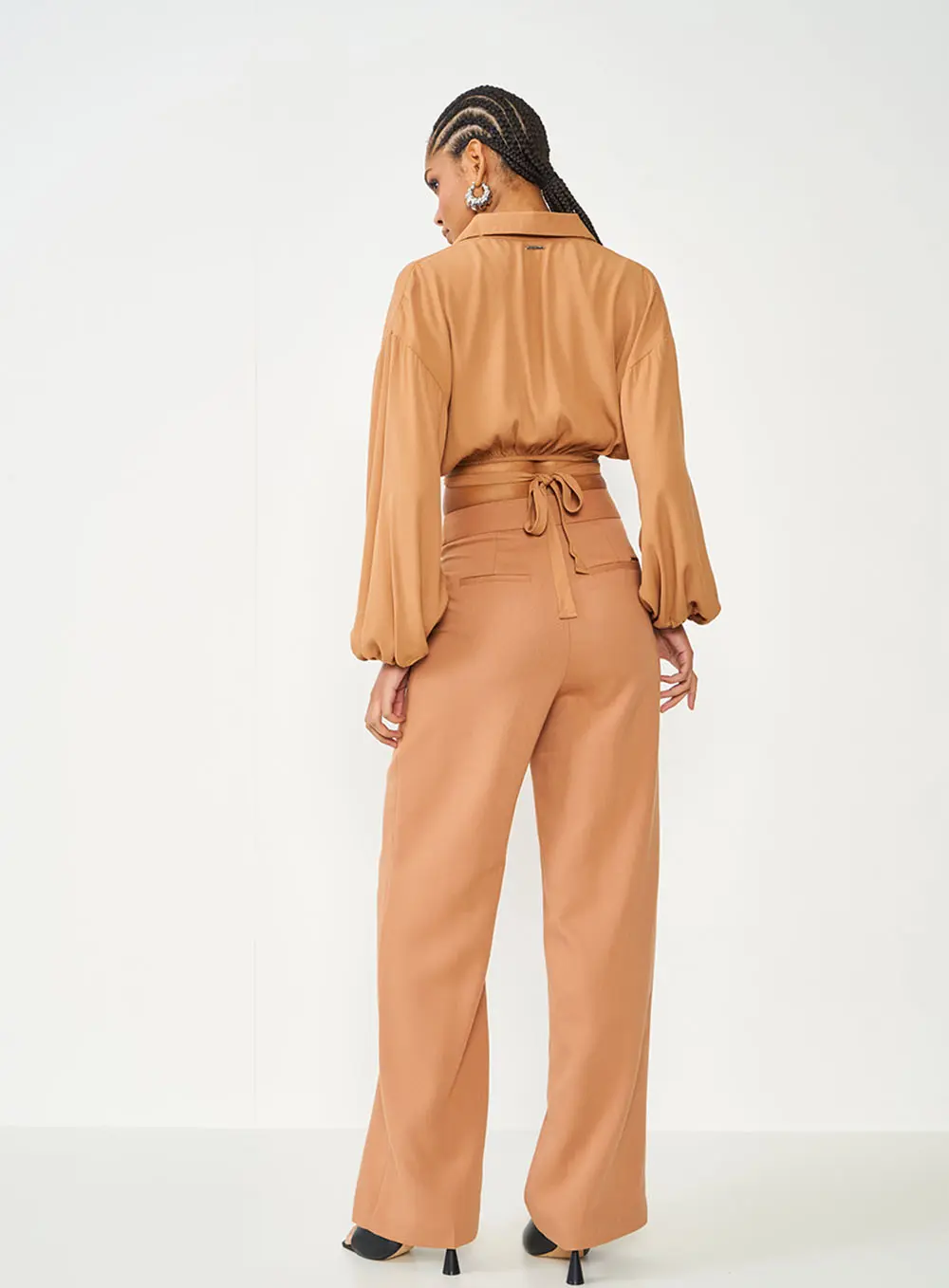 Camisa Cropped Comfort Marrom Delle
