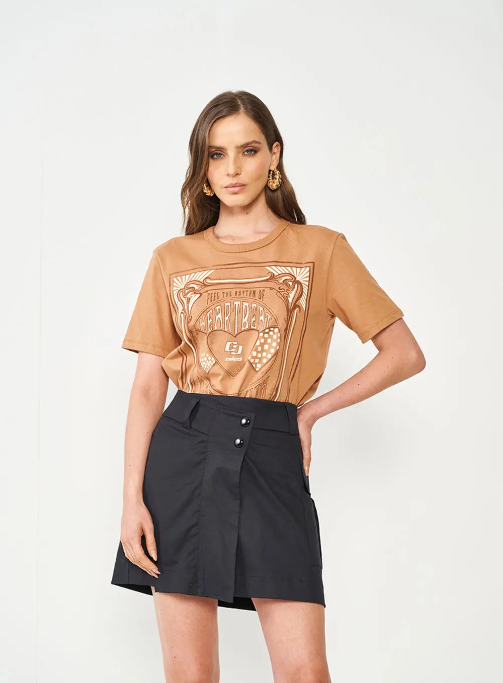 Camiseta Básica Estampada Marrom Delle