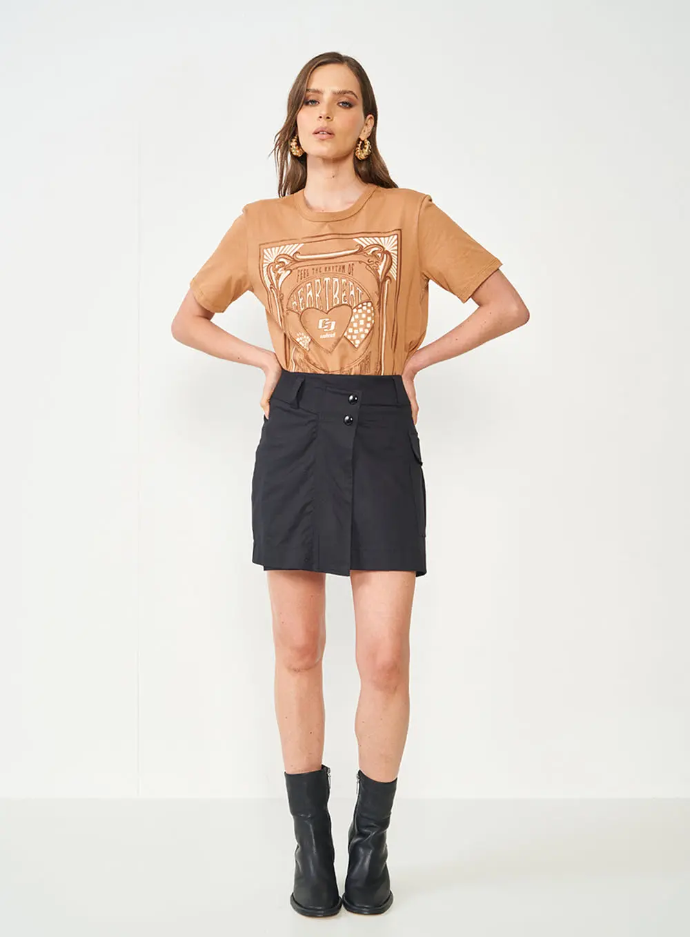 Camiseta Básica Estampada Marrom Delle
