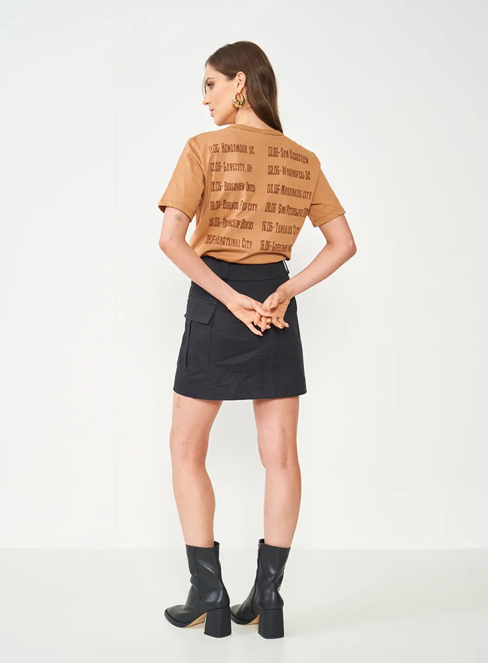 Camiseta Básica Estampada Marrom Delle