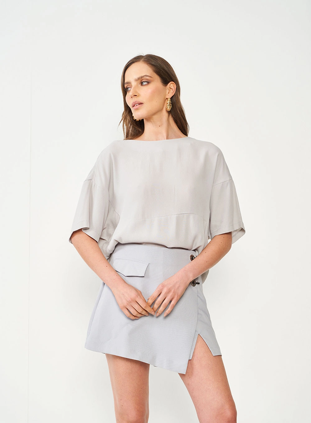 Blusa Loose Ombros Deslocados Cinza