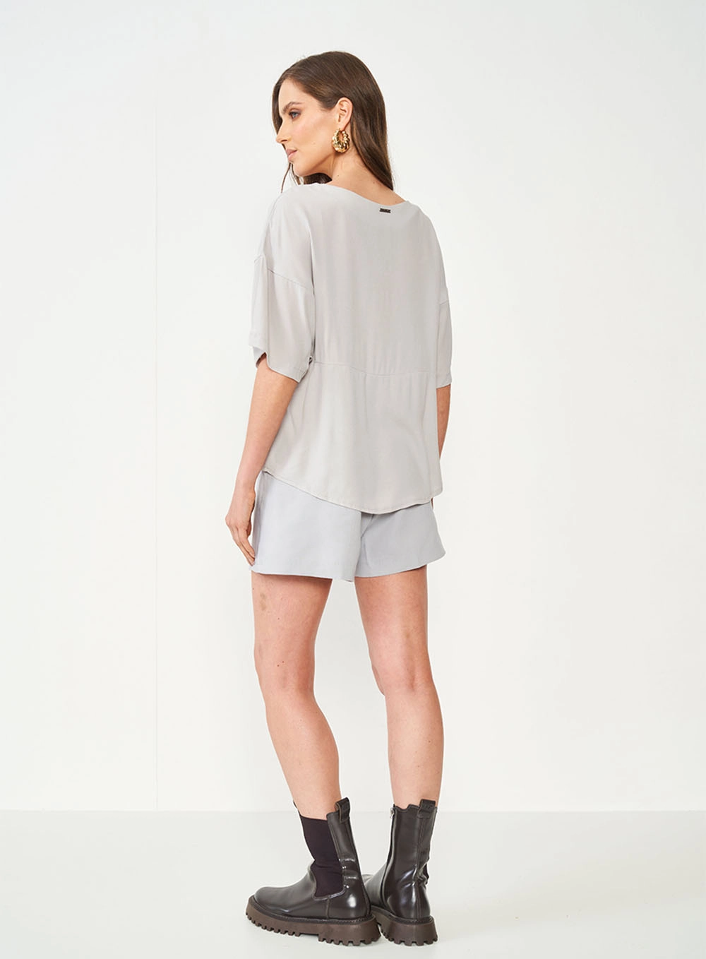 Blusa Loose Ombros Deslocados Cinza