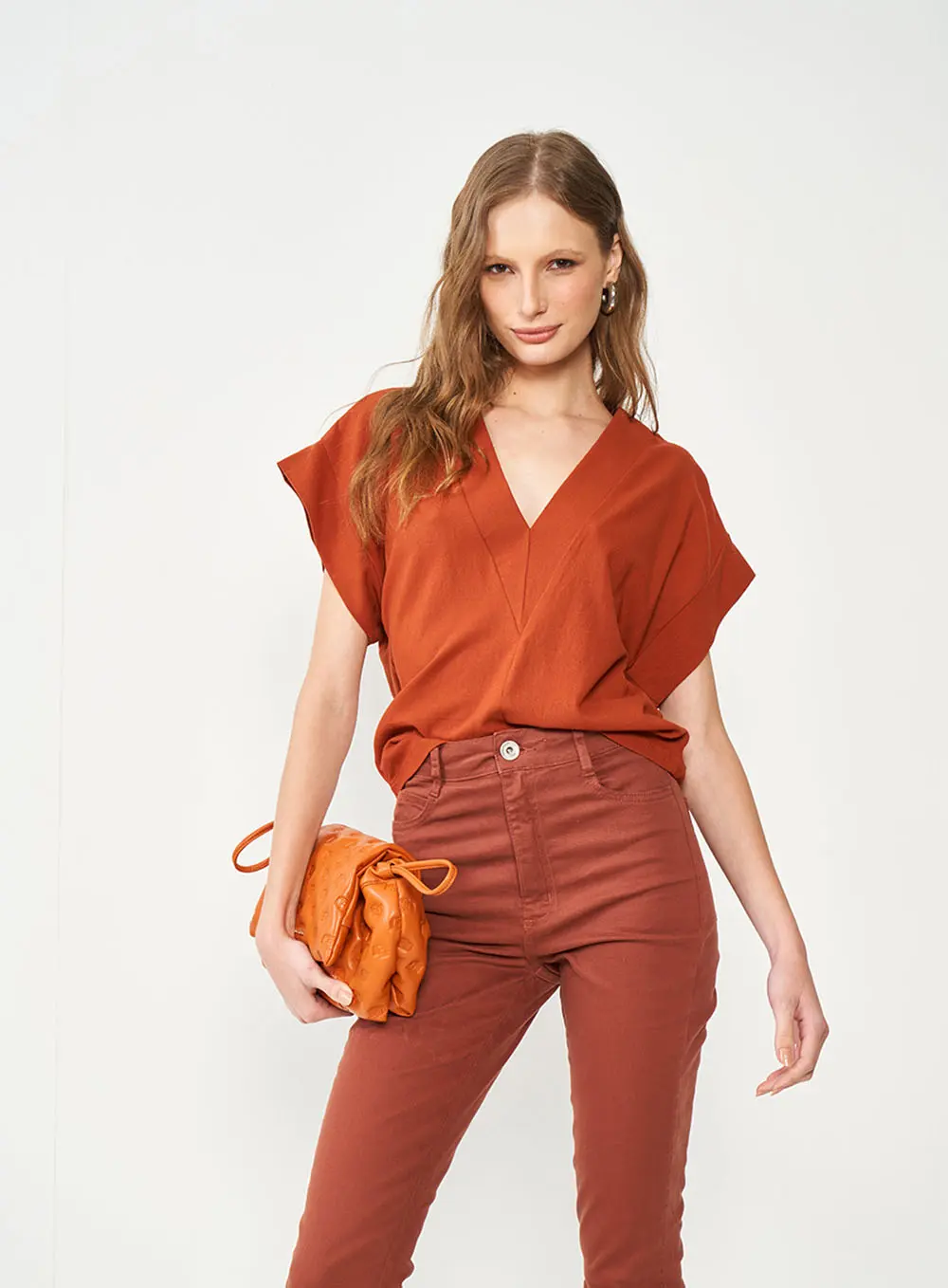 Blusa Gola V Manga Curta Marrom Marrom