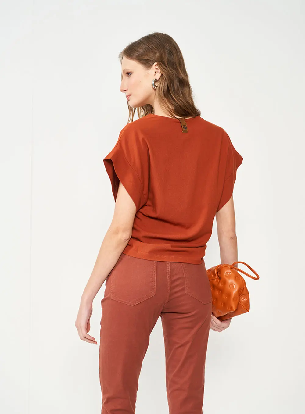 Blusa Gola V Manga Curta Marrom Marrom