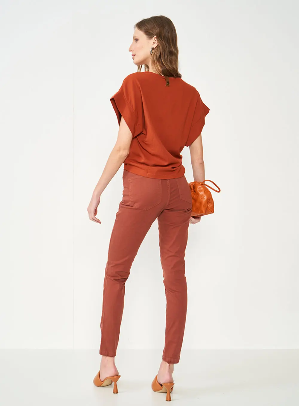 Blusa Gola V Manga Curta Marrom Marrom
