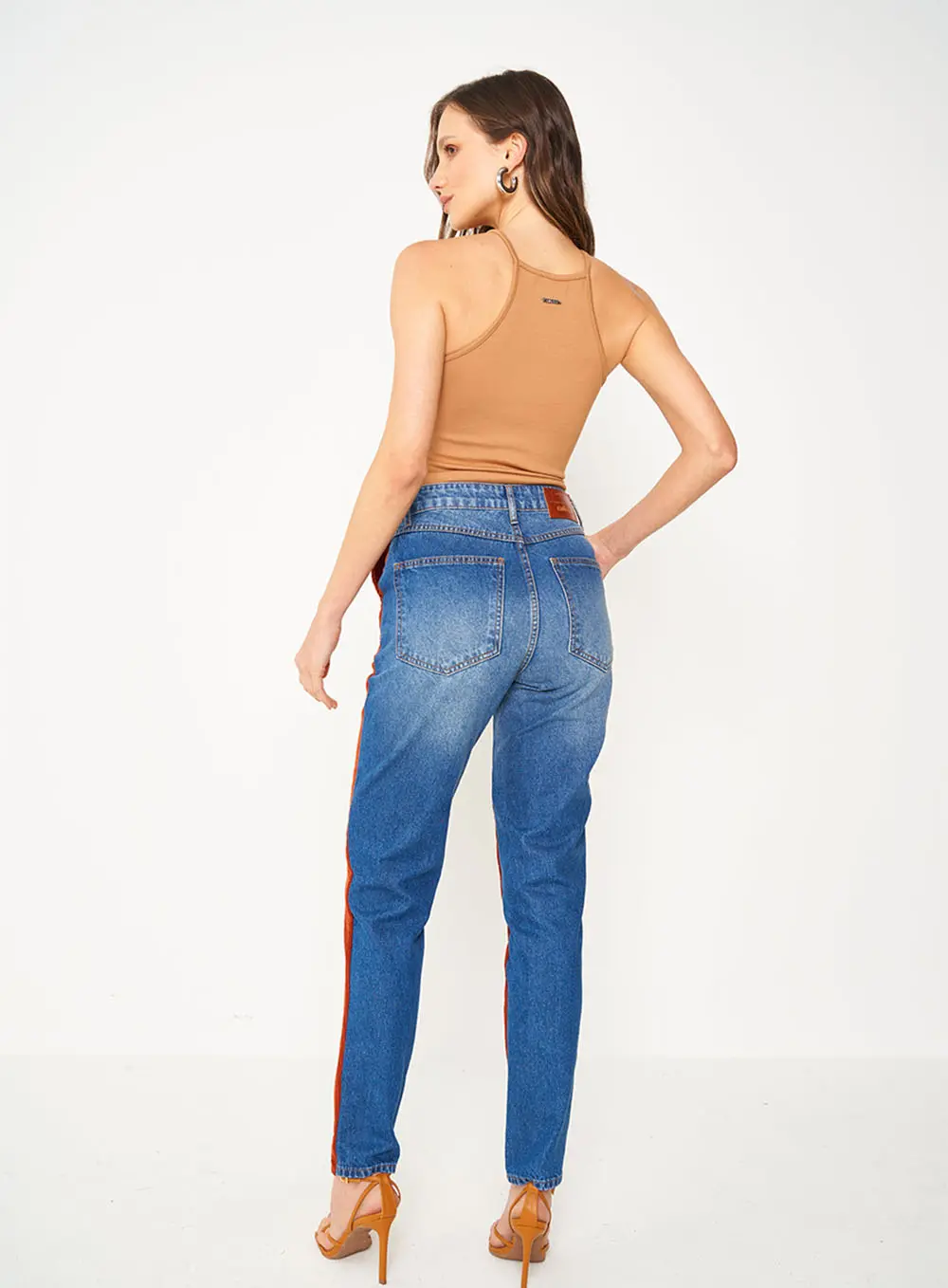 Blusa Slim Marrom Com Alcinhas Marrom Delle