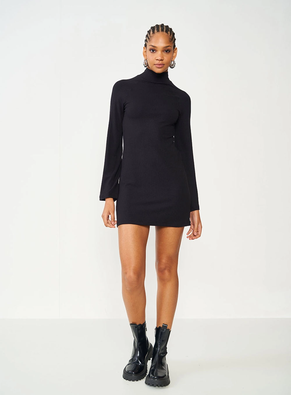 Vestido Canelado Gola Alta Preto