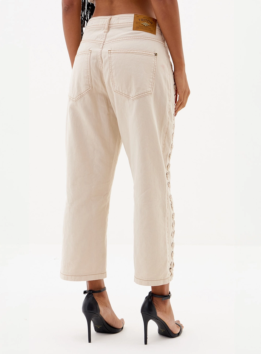 Calça Capri Sarja Carol Com Ilhoses Bege 4