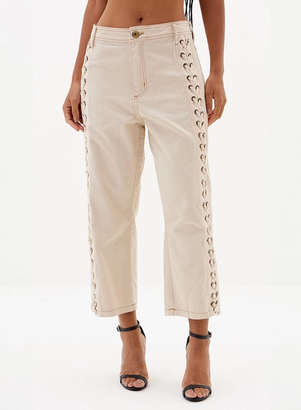 Calça Capri Sarja Carol Com Ilhoses
