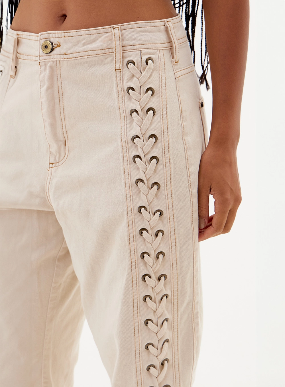 Calça Capri Sarja Carol Com Ilhoses Bege 3
