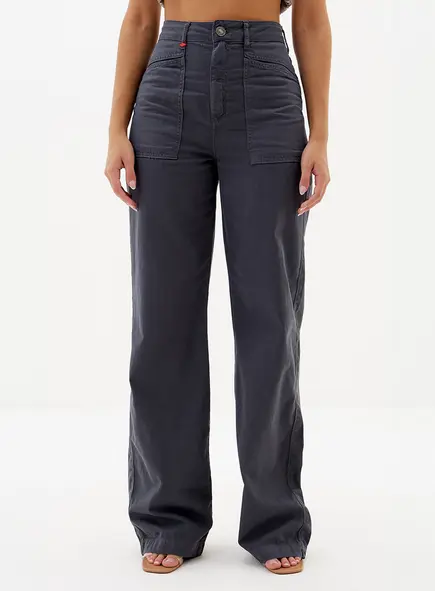 Calça Sarja Pantalona Loren Com Bolsos Sobrepostos