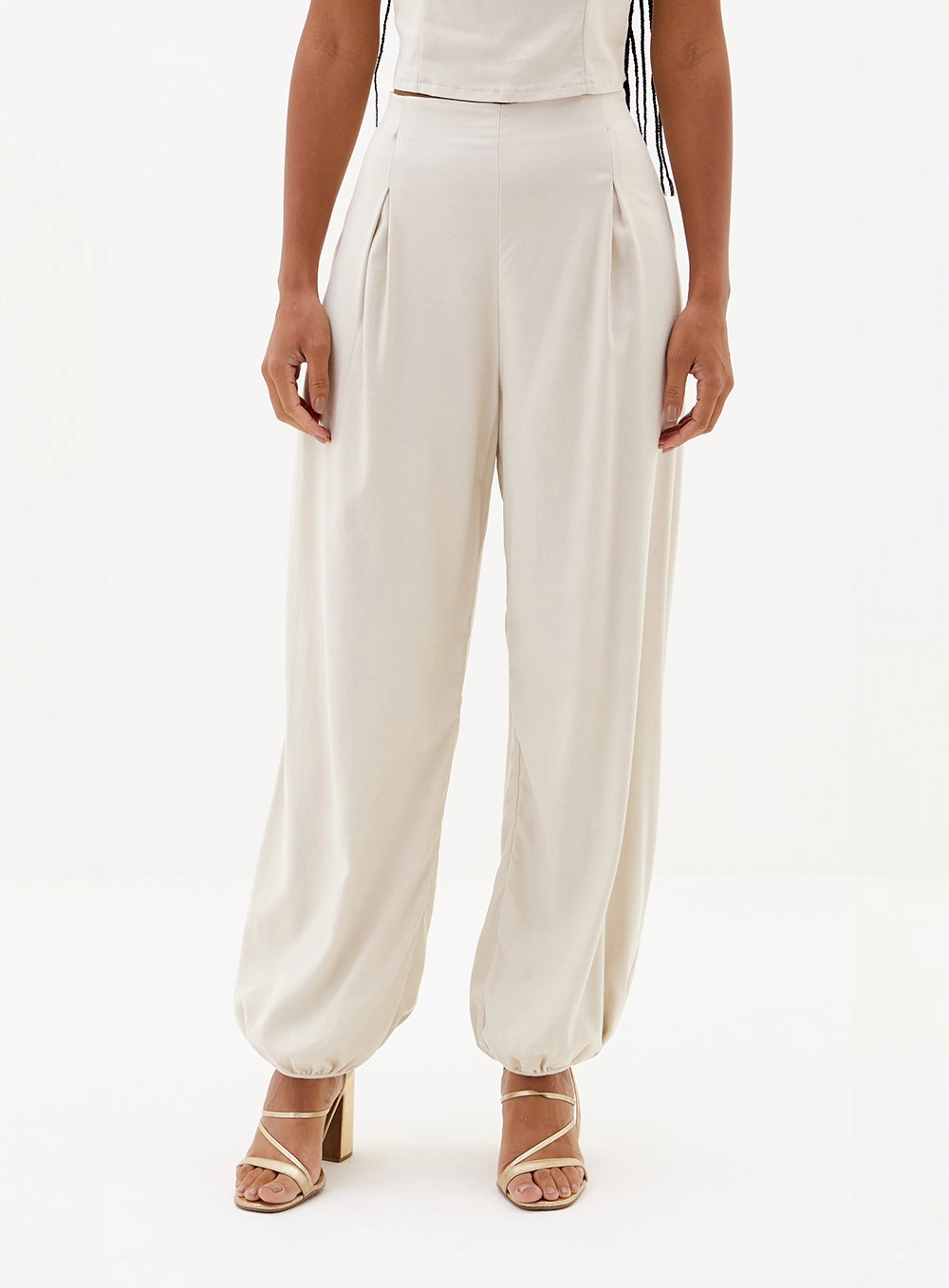 Calça Alfaiataria Jogger Com Pregas Bege 1