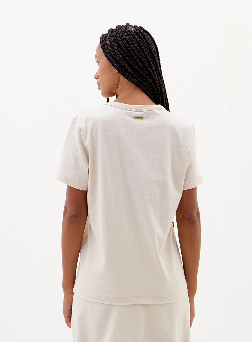 Camiseta Comfy Estampa Localizada Bege 2
