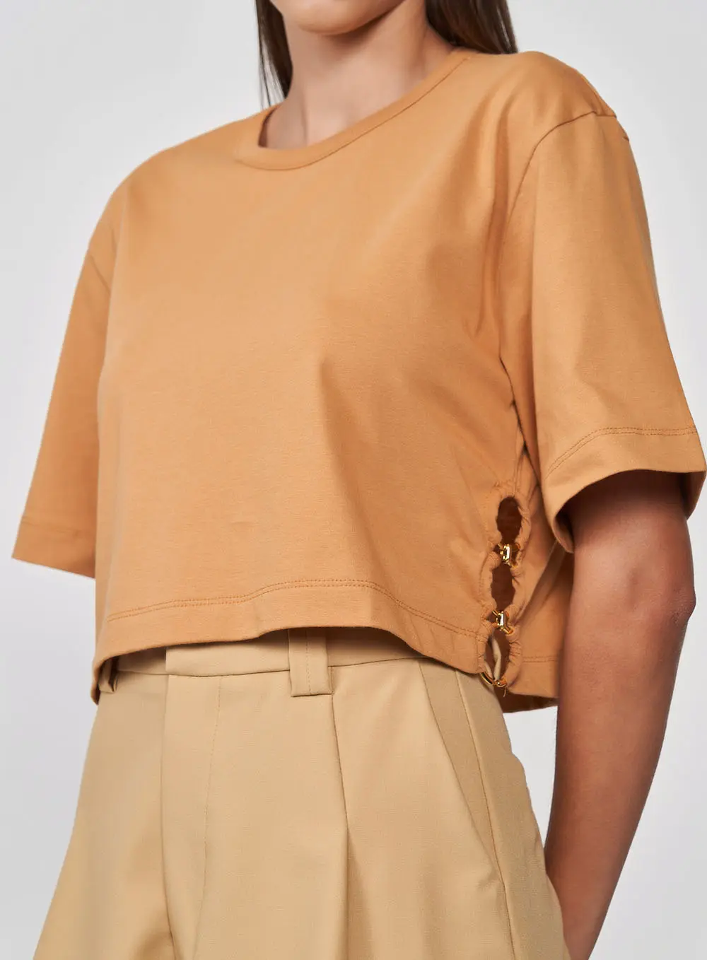 Camiseta Cropped Loose Belgati Cut Out Bege