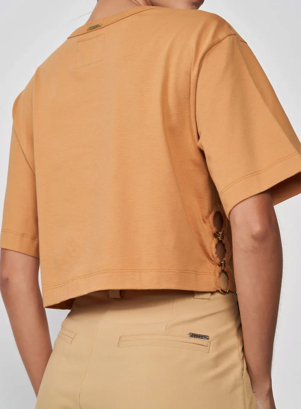 Camiseta Cropped Loose Belgati Cut Out Bege