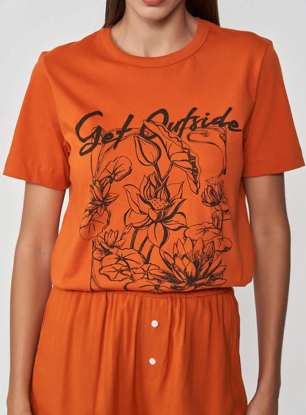 Camiseta Comfy Get Outside Flowers Laranja