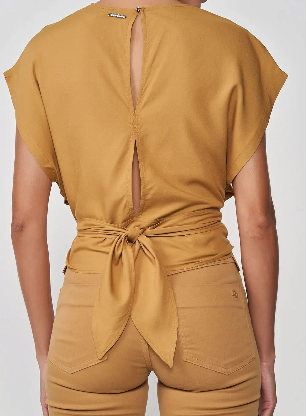Blusa Comfy Joana Cut Out Com Amarração Marrom Ebbela