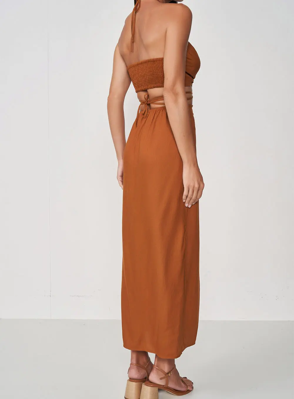 Vestido Midi Slim Cut Out Com Linho Maiara Drome Marrom