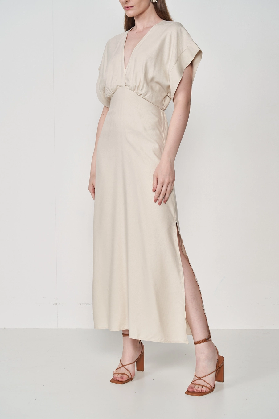 Vestido Midi Comfy Suzie Com Fenda Lateral Bege