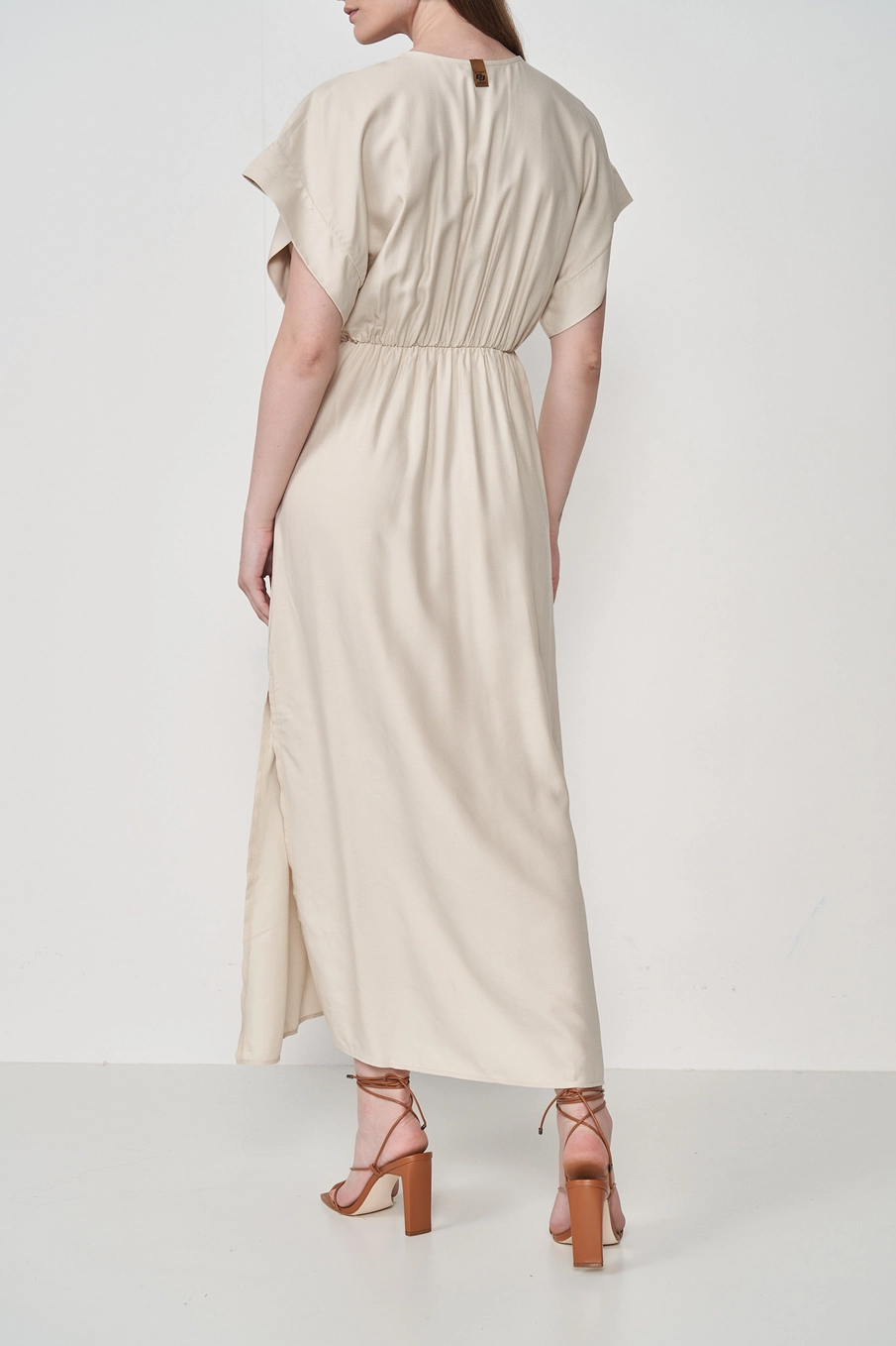 Vestido Midi Comfy Suzie Com Fenda Lateral Bege