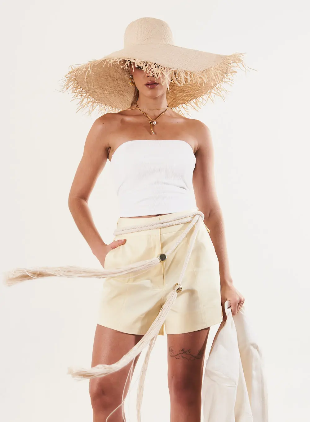 Short Alfaiataria Comfy Com Recortes Amarelo 1