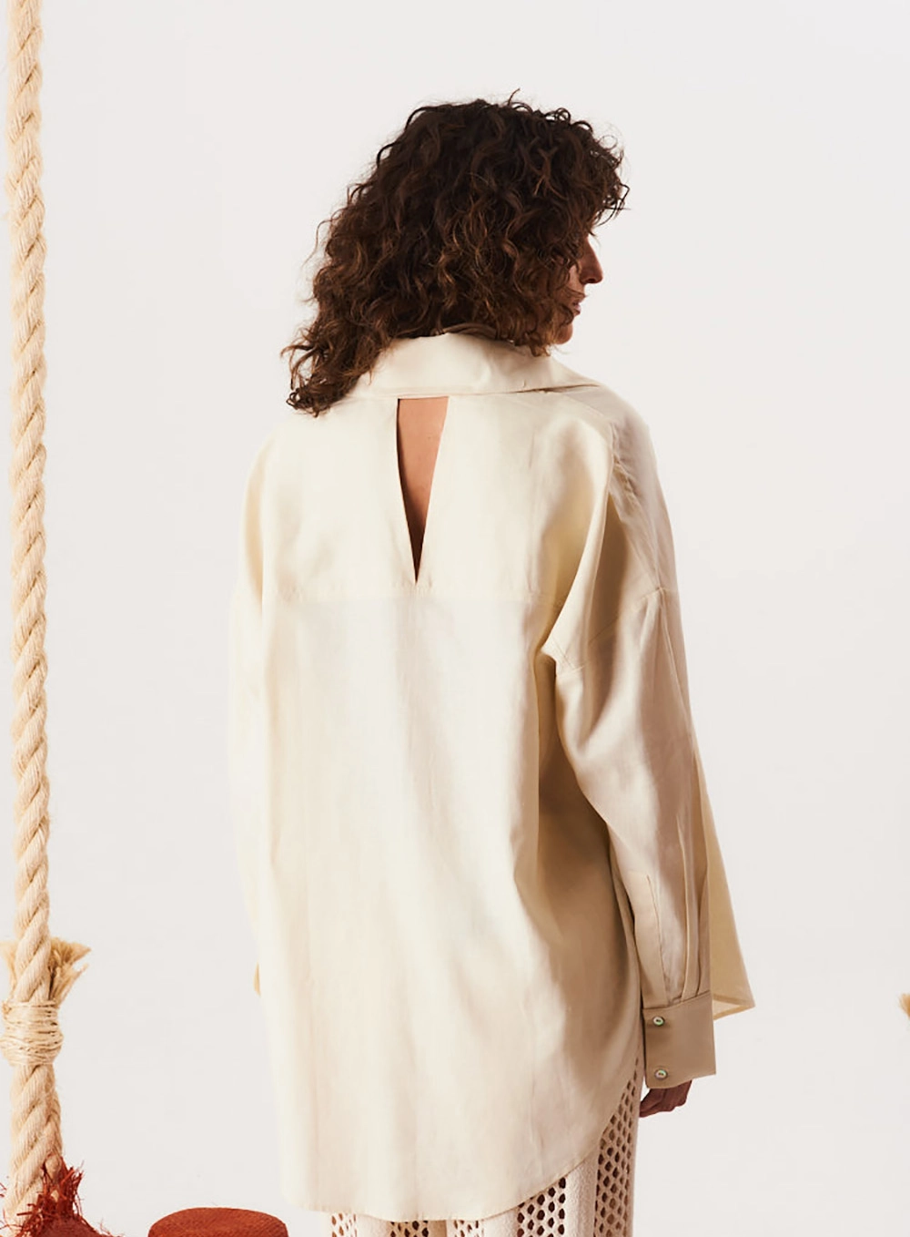 Camisa Oversized Com Decote Em V Nas Costas Bege 3
